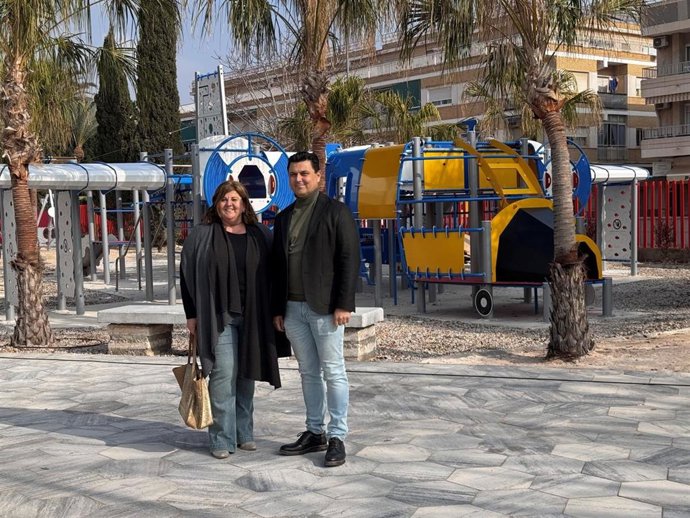 El alcalde José Miguel Luengo y la concejala de Servicios Comunitarios, Parques y Jardines, María Dolores Ruiz, durante su visita al parque