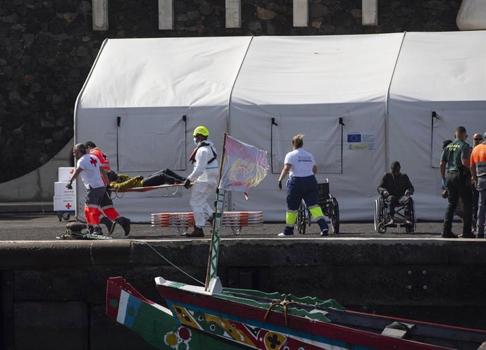 Archivo - Migrantes desembarcan de un primer cayuco a su llegada al puerto de La Restinga