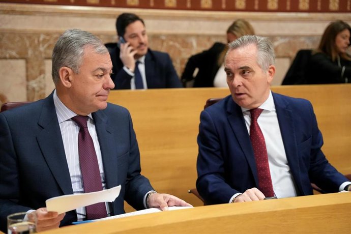 El alcalde de Sevilla, José Luis Sanz, y el delegado de Hacienda, Juan Bueno, durante el Pleno del Ayuntamiento de Sevilla.