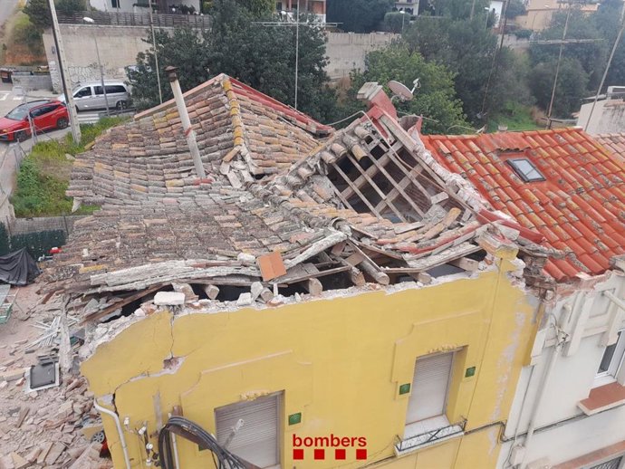 Imagen del derrumbe del techo de una casa en el Masnou (Barcelona)