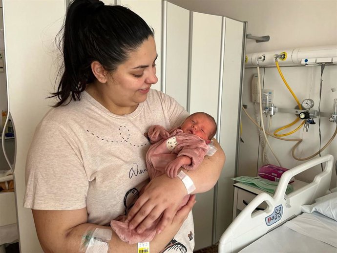 Madre con su bebé en la UCI del Hospital Santa Caterina de Girona.