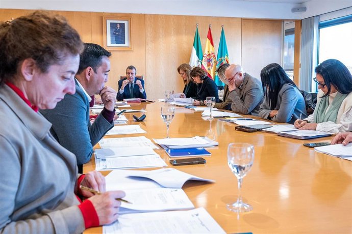 Reunión de Diputación, con el presidente al frente, con ayuntamientos afectados de un modo u otro por el Virus del Nilo.