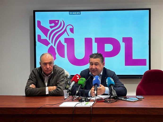 Vicesecretario y secretario general de UPL este jueves en una rueda de prensa.