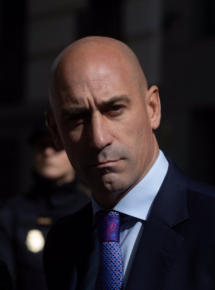 El expresidente de la Real Federación Española de Fútbol (RFEF) Luis Rubiales, a su salida de una nueva jornada del juicio contra Rubiales, en la Audiencia Nacional de San Fernando de Henares, a 14 de febrero de 2025, en San Fernando de Henares, Madrid 