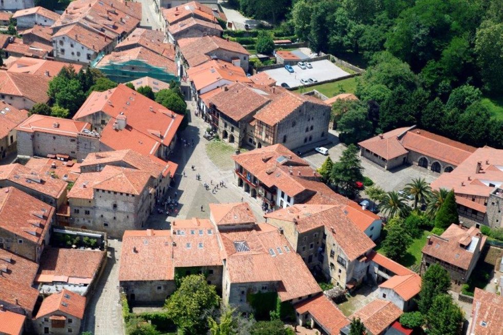Vista aérea del centro de Santillana del Mar