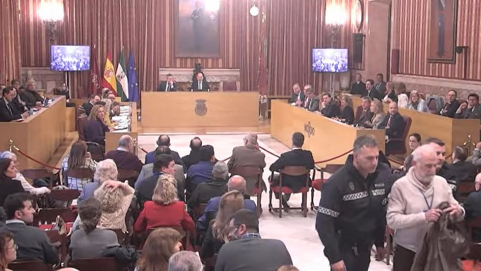 Momento del desalojo de Torrijos del pleno