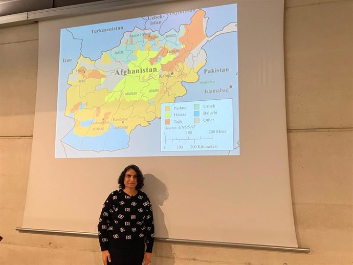 La escritora afgana refugiada en España Nadia Ghulam, en la conferencia impartida este jueves en la Conselleria de Educación.