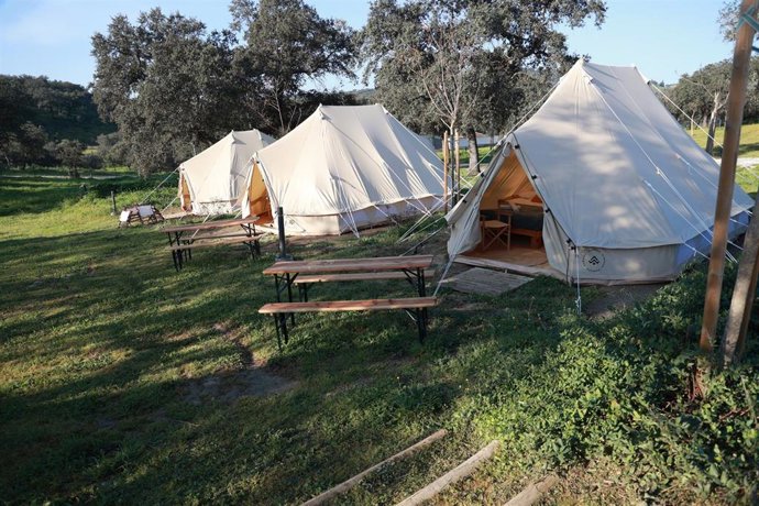 El 'Glamping' de Kampaoh El Pedroso inaugura el Día de Andalucía con bosque suspendido, tirolina y restaurante.