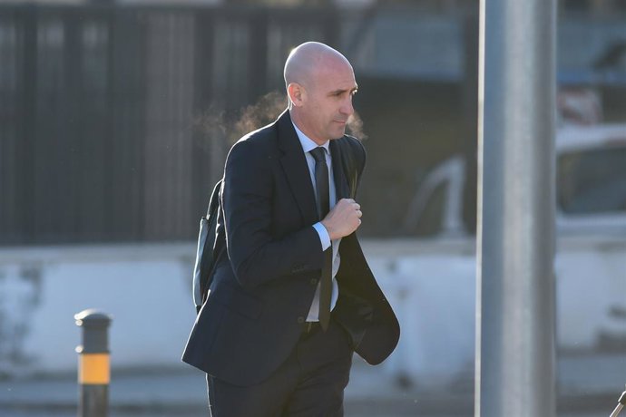 O ex-presidente da RFEF, Luis Rubiales, em sua chegada ao julgamento do "caso Rubiales", no Tribunal Nacional em San Fernando de Henares, em 6 de fevereiro de 2025, em San Fernando de Henares, Madri (Espanha).  Hoje, os jogadores do