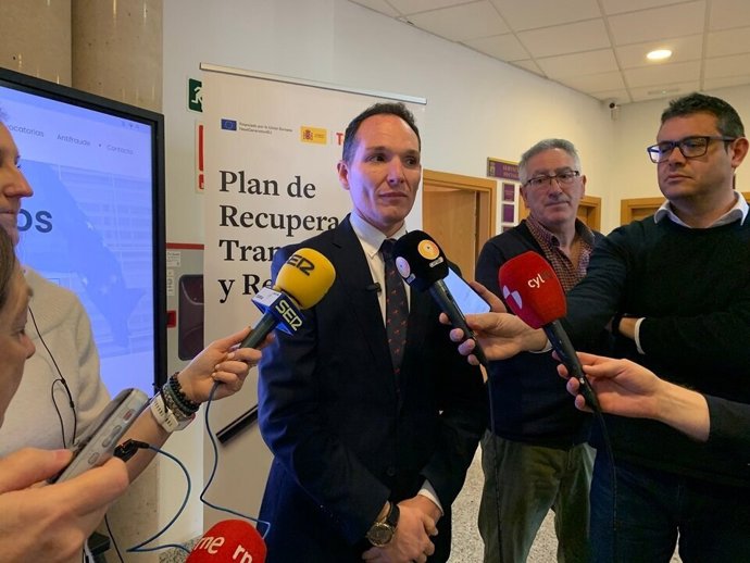 El diputado de Fondos Europeos de Soria, Daniel García, explica las ayudas a los ayuntamientos.