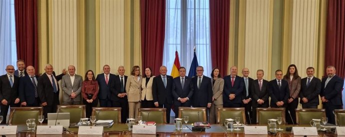 Imagen de la reunión en Madrid con el Ministro de Agricultura, Pesca y Alimentación, Luis Planas, y el nuevo comisario europeo de Agricultura, Christophe Hansen