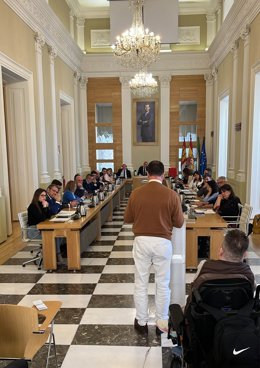 El presidente de la AAVV Montesol, Joaquín Valhondo, interviene en el Pleno del Ayuntamiento de Cáceres
