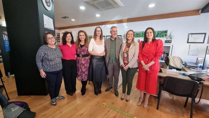 La consejera de Igualdad, Sara Simón, y el alcalde de Valdepeñas, Jesús Martín, visitan la cooperativa de trabajo asociado.