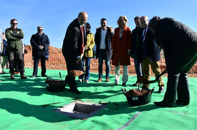 El vicepresidente primero del Gobierno regional, José Luis Martínez Guijarro, y la consejera de Desarrollo Sostenible, Mercedes Gómez, han procedido, en Jábaga, a la puesta de la primera piedra del Centro de Recuperación de Fauna Silvestre de Cuenca.