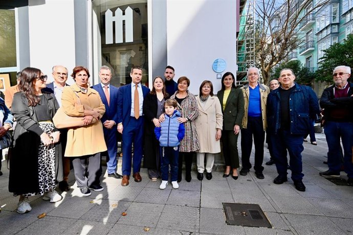 Placa dedicada al fotógrafo Francisco Santamatilde, que ingresa en la 'Ruta de los Ilustres' de Santander