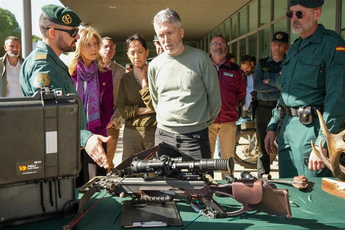 El ministro del Interior, Fernando Grande-Marlaska durante la visita en Doñana (Huelva) a la exhibición de material incautado por el Seprona.