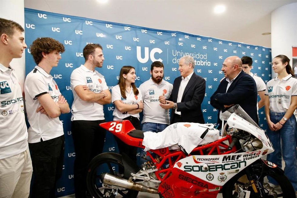 El consejero de Industria, Empleo, Innovación y Comercio del Gobierno de Cantabria, Eduardo Arasti, ha visitado este jueves la Escuela Técnica Superior de Ingenieros Industriales para conocer al equipo y el prototipo de motocicleta de competición