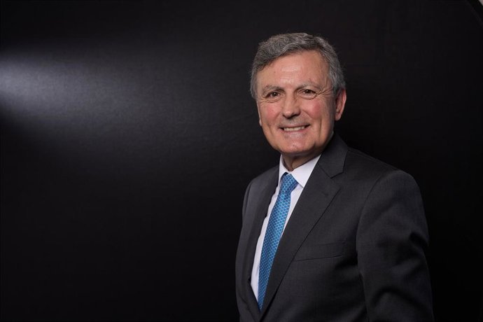 Archivo - El presidente de Correos, Pedro Saura, posa para Europa Press