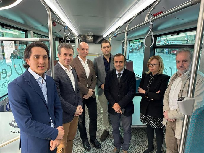 Responsables municipales y de Alsa en la presentación de los nuevos autobuses.