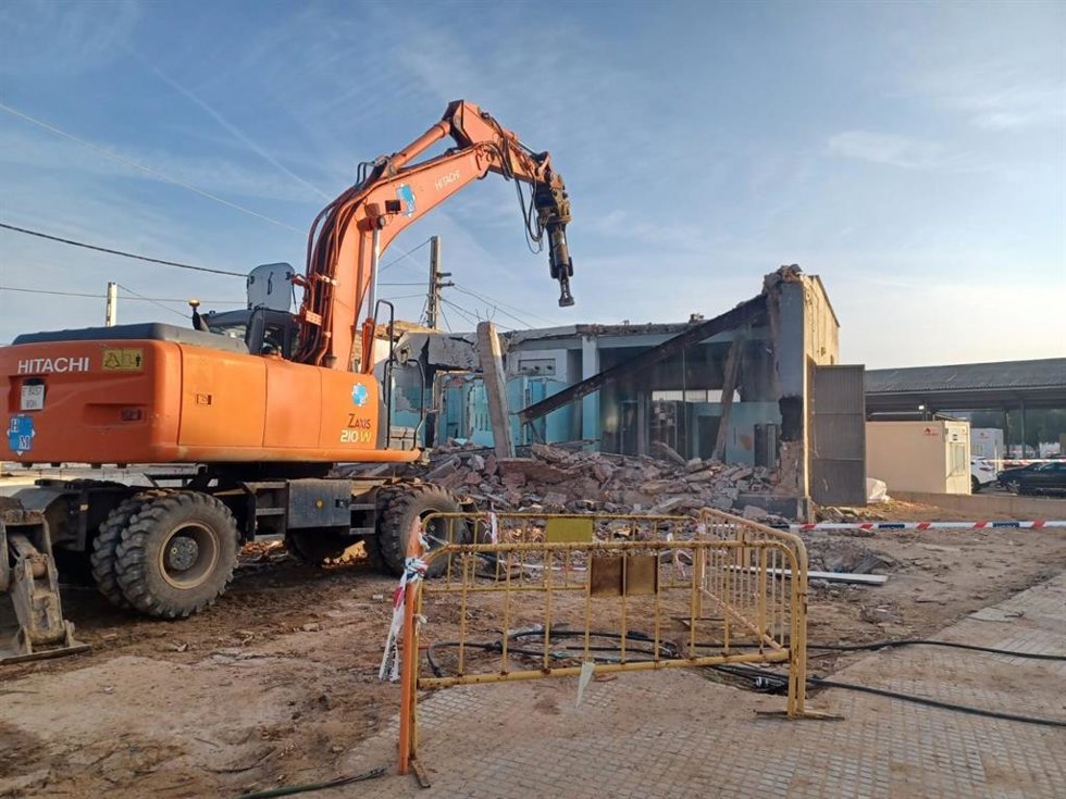 Una máquina realizando la demolición