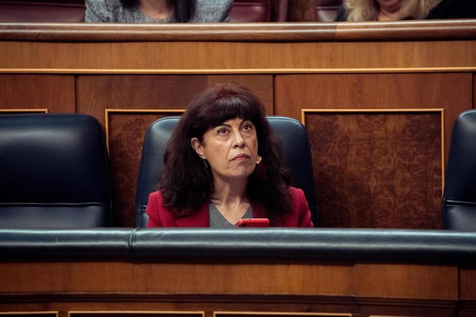 La ministra de Igualdad, Ana Redondo, durante una sesión plenaria extraordinaria, en el Congreso de los Diputados, a 22 de enero de 2025, en Madrid (España).