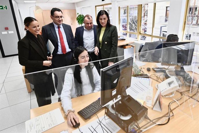 La alcaldesa de Santander, Gema Igual, realiza una visita a la empresa Atenzia que gestiona el servicio municipal de teleasistencia