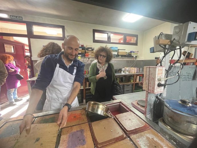 La consejera de Derechos Sociales del Principado de Asturias, Marta del Arco, durante su visita al Albergue Covadonga, en Gijón.