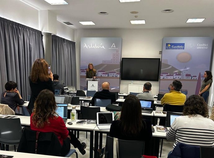 Imagen de la directora general de Ordenación Turística, Elena Baena, en la apertura de la asamblea general del centro de coordinación EuroVelo España.