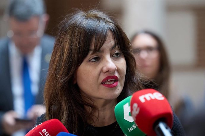 La ministra de Juventud e Infancia, Sira Rego, atiende a los medios de comunicación, antes de la reunión con la Junta de Gobierno de la Federación Española de Municipios y Provincias, en la sede de la FEMP, a 21 de enero de 2025, en Madrid (España). 