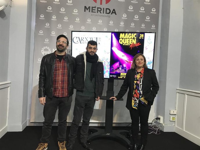 La delegada de Festejos, Ana Aragoneses,  junto al vocalista del  grupo 'Magic Queen Alive' , Andrés Lázaro en la programación definitivas del Carnaval Romano 2025