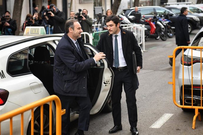 El ex ministro de Transportes José Luis Ábalos (c) llega a declarar al Tribunal Supremo.