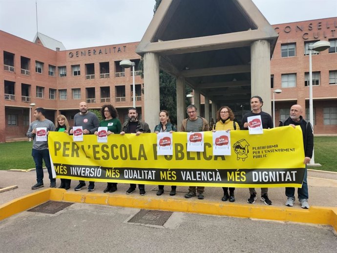 La Plataforma en Defensa de l'Ensenyament Públic espera que les concentracions per a rebutjar la consulta de la llengua base i dir "sí al valencià" siguen "massives".