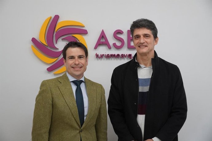 El presidente de ASET (i) y el máximo responsable de Mesa de Guías, tras la firma del acuerdo de colaboración.