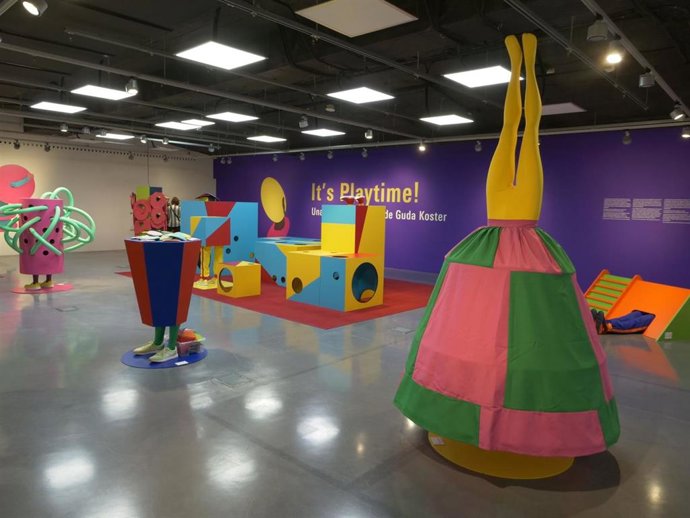 En la muestra, diseñada como un terreno de experimentación para el público joven, las esculturas ofrecen innumerables posibilidades de interacción, desde reptar y trepar hasta jugar con lo visible y lo invisible.