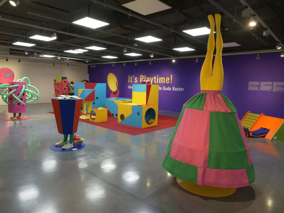 En la muestra, diseñada como un terreno de experimentación para el público joven, las esculturas ofrecen innumerables posibilidades de interacción, desde reptar y trepar hasta jugar con lo visible y lo invisible.