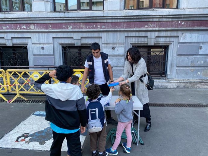 Eider Bilbao en el patio de un colegio