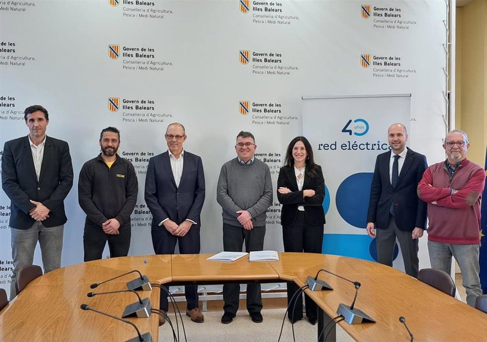 El conseller de Agricultura, Pesca y Medio Natural, Joan Simonet, y el director general de Transporte de Red Eléctrica, Ángel Mahou, en la firma del convenio de prevención de incendios.