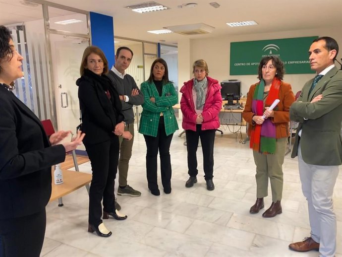 Imagen del delegado de Universidad, Investigación e Innovación, Francisco José Solano, en su visita al Centro Andaluz de Emprendimiento (CADE) en Jaén.