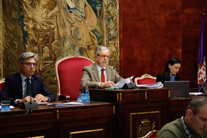 El presidente de la Diputación de Córdoba, Salvador Fuentes (centro), durante la sesión del Pleno de febrero.