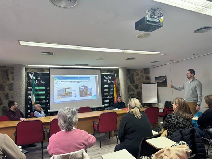 Reunión para la puesta en marcha del nuevo servicio de recogida de residuos en el Valle del Jerte