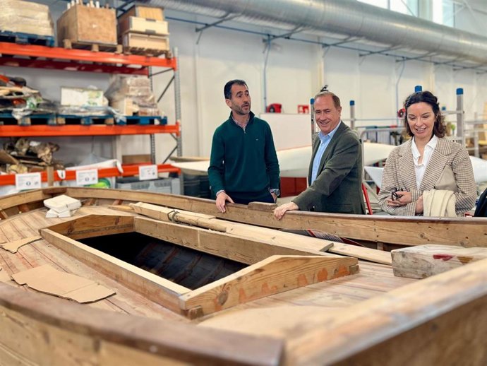 El conseller del Mar y Ciclo del Agua, Juan Manuel Lafuente (c), en la visita a las instalaciones.