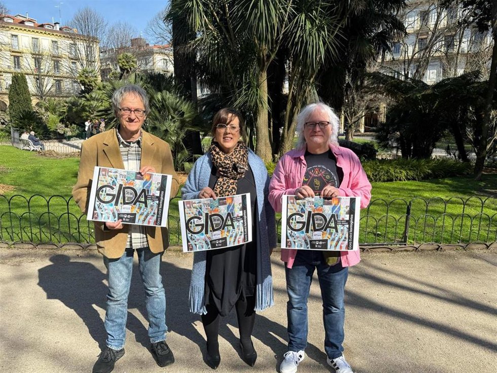 Los artistas Pako Aristi y Mikel Markez y la diputada de Cultura, Goizane Álvarez, presentan la guía 'Gora Euskal Kantagintza'