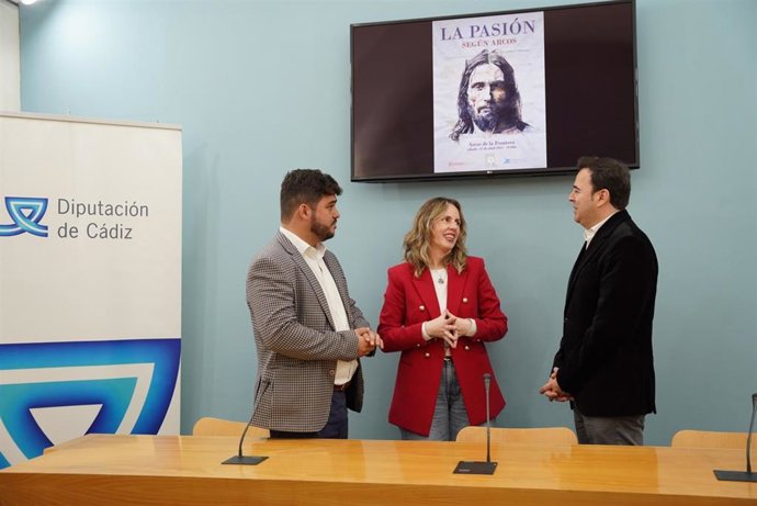 La diputada de Cultura, Vanesa Beltrán, el alcalde de Arcos, Miguel Rodríguez, y el delegado municipal de Cultura, Andrés Camarena, presentan la segunda recreación de La Pasión de Cristo
