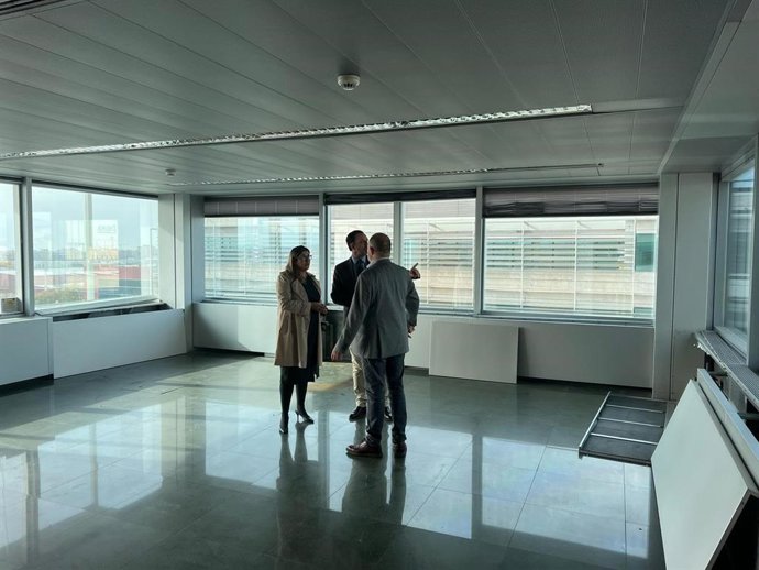 El conseller de Empresa, Empleo y Energía, Alejandro Sáenz de San Pedro, visita el nuevo edificio de oficinas antes de empezar las obras.