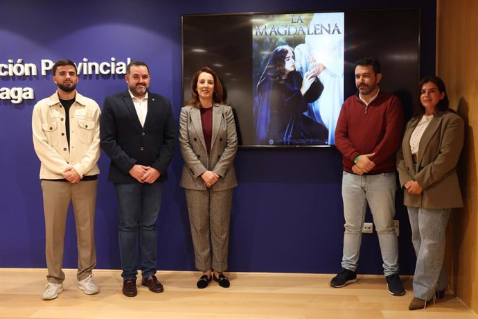 La diputada de Ciudadanía y Equilibrio Territorial, Antonia Ledesma, junto a Juan Jesús Escalona, hermano mayor de la Cofradía de la Santa Vera Cruz de Alhaurín el Grande, y Diego Daniel Cortés, director y responsable del guión adaptado de esta obra