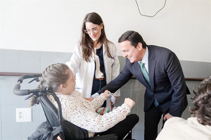 El presidente de la Diputación de Almería, Javier Aureliano García, durante su visita a las instalaciones del Centro en Almería.