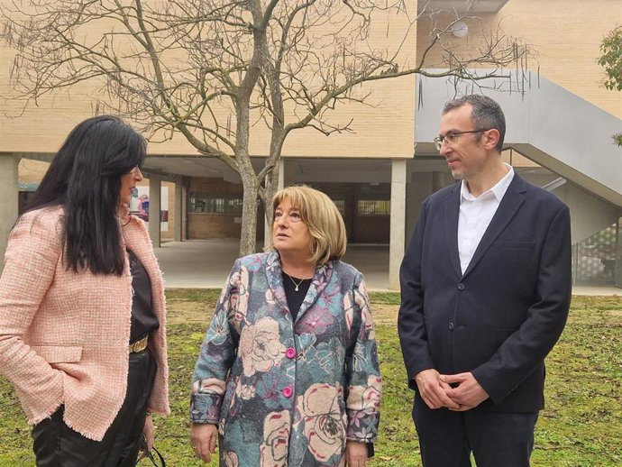 La consejera de Educación, Cultura y Deporte del Gobierno de Aragón, Tomasa Hernández, ha inaugurado el nuevo aulario del IES 'Sierra de Guara'.