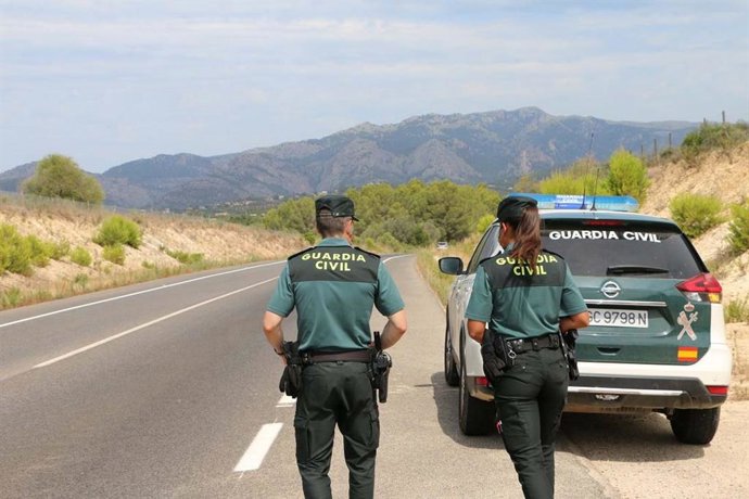Archivo - Dos agentes de la Guardia Civil, de espaldas.