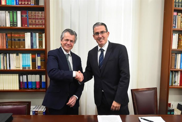 El director general de Fundación Unicaja, Sergio Corral, y el presidente de Alma Cruceros, Elisardo Sánchez, han formalizado la incorporación de la Fundación a la naviera, que empezará a operar en abril con un crucero inaugural entre Las Palmas y Málaga