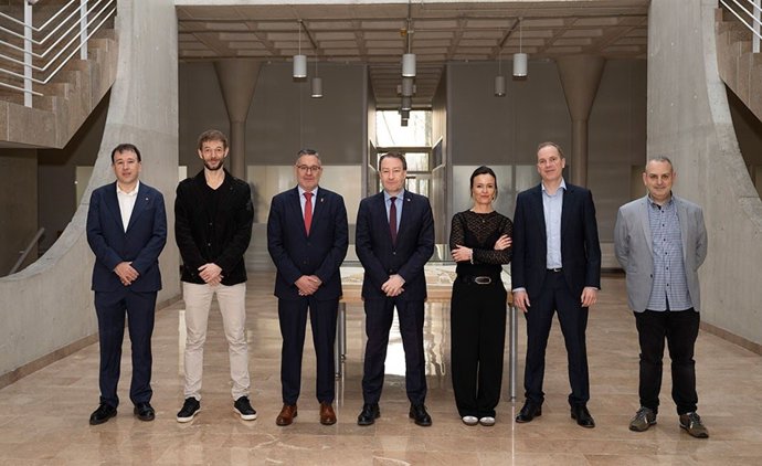 El catedrático Eduardo Magaña; el director del NavCC, Juan Ramón Aramendía; el consejero Juan Luis García; el rector, Ramón Gonzalo; la directora general de Universidad, Eva Perujuániz; el director de Nasertic, Iñaki Pinillos; y el profesor Mikel Izal.